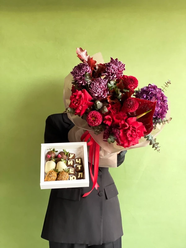 Сет «Floral thanks» — «Сет Floral thanks» — подарочный сет Dolce Sweets из 2 ягод клубники в белом шоколаде и 4 ягод клубники в…